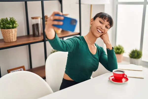 Jovem Bela Mulher Hispânica Fazer Selfie Por Smartphone Sentado Mesa — Fotografia de Stock