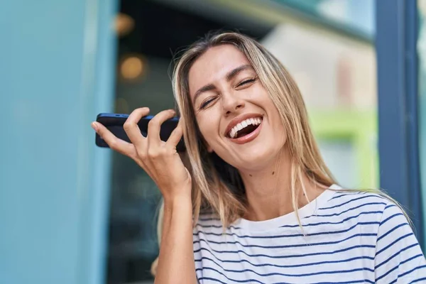 Młoda Blondynka Miling Pewny Słuchanie Wiadomości Audio Przez Smartfona Ulicy — Zdjęcie stockowe