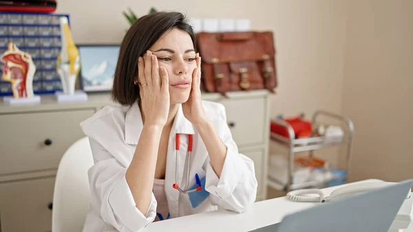 Ung Kaukasisk Kvinna Läkare Stressade Arbetar Kliniken — Stockfoto