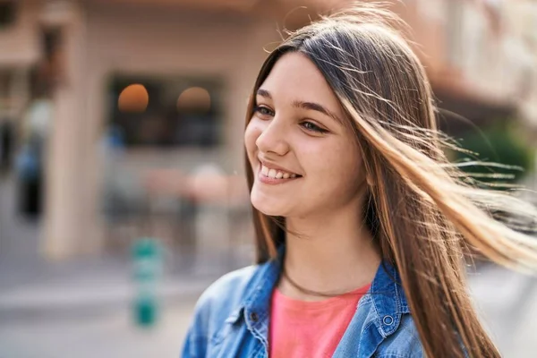 Entzückendes Mädchen Lächelt Selbstbewusst Und Schaut Zur Seite Auf Die — Stockfoto