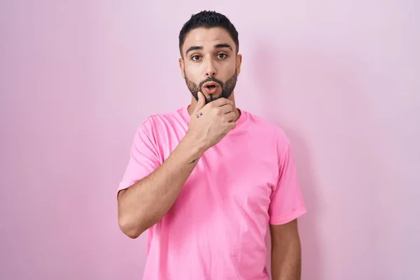 Hispanic Young Man Standing Pink Background Looking Fascinated Disbelief Surprise — Stock Photo, Image