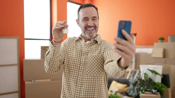 Homem Meia Idade Fazer Selfie Por Smartphone Segurando Chave Nova — Fotografia de Stock
