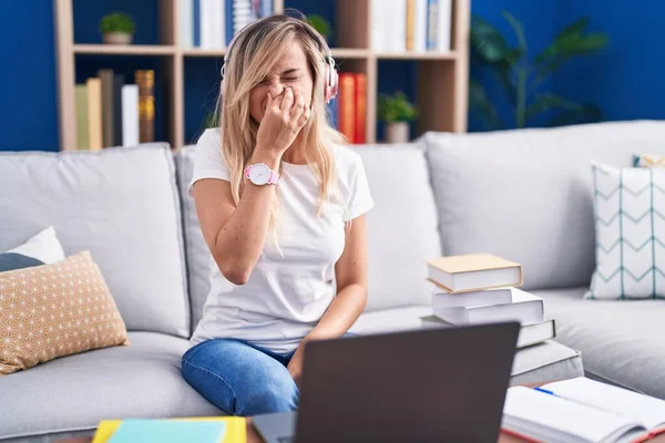 Junge Blonde Frau Die Hause Mit Dem Computer Laptop Lernt — Stockfoto
