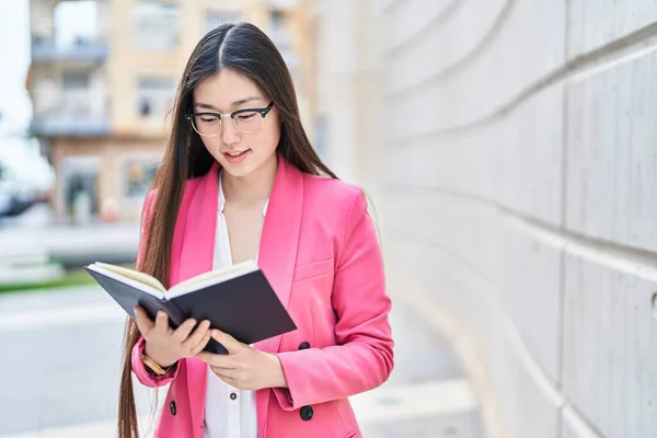 Chinese Woman Business Worker Reading Book Street — Stock Photo, Image