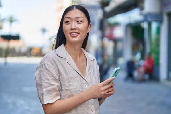 Sokakta Akıllı Telefon Kullanan Kendine Güvenen Çinli Bir Kadın — Stok fotoğraf