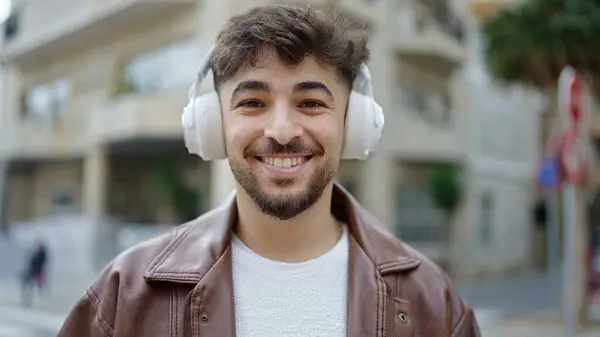 Νεαρός Άραβας Χαμογελά Σίγουρος Ακούγοντας Μουσική Στο Δρόμο — Φωτογραφία Αρχείου