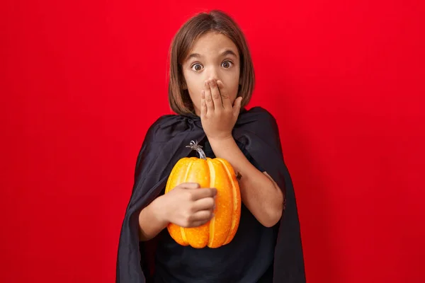 Liten Latinamerikansk Pojke Med Mantel Och Halloween Pumpa Som Pekar — Stockfoto