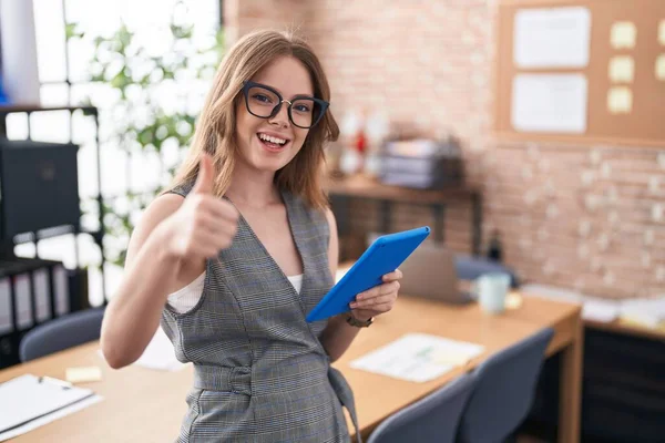 Ofiste Çalışan Beyaz Bir Kadın Gözlük Takıyor Elleriyle Olumlu Jest — Stok fotoğraf