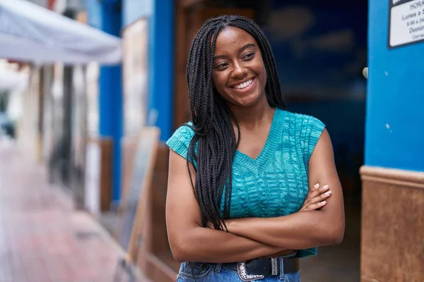 Afroamerikanerin Lächelt Selbstbewusst Und Steht Mit Verschränkten Armen Auf Der — Stockfoto