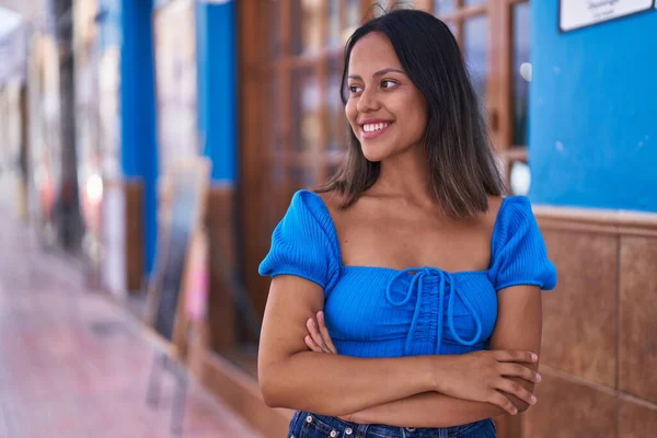 Junge Hispanische Frau Lächelt Selbstbewusst Mit Verschränkten Armen Auf Der — Stockfoto