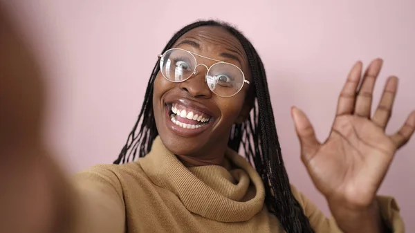 Afrikaanse Vrouw Nemen Selfie Zwaaien Naar Camera Geïsoleerde Roze Achtergrond — Stockfoto