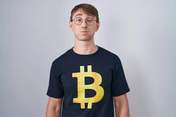 Biały Blondyn Koszulce Bitcoinem Nadęty Policzek Śmieszną Twarzą Usta Napompowane — Zdjęcie stockowe