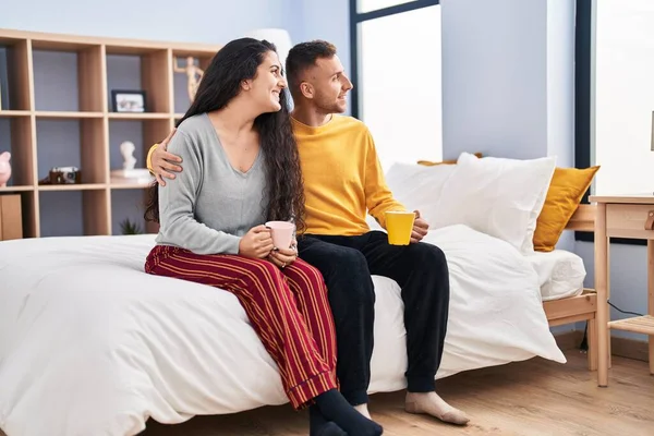 Man Woman Couple Drinking Coffee Sitting Bed Bedroom — Stock fotografie
