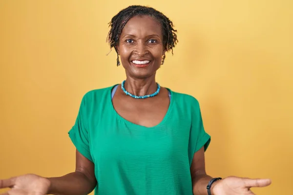 Mujer Africana Con Rastas Pie Sobre Fondo Amarillo Sonriente Alegre — Foto de Stock