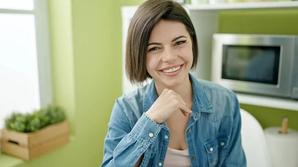 Jonge Kaukasische Vrouw Glimlachen Zelfverzekerd Zitten Tafel Thuis — Stockfoto