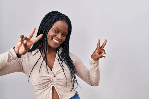 Afrikansk Kvinna Med Flätor Står Över Vit Bakgrund Leende Med — Stockfoto