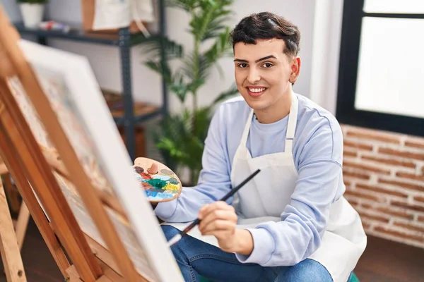 年轻的非二元男性艺术家在艺术工作室微笑而自信地画画 — 图库照片