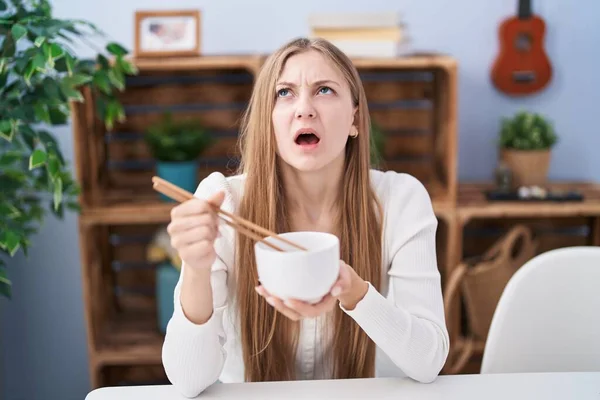 Young Caucasian Woman Eating Asian Food Using Chopsticks Angry Mad — Stock Photo, Image