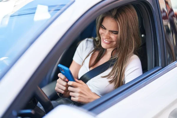 Ung Kvinna Som Använder Smartphone Sitter Bilen Gatan — Stockfoto