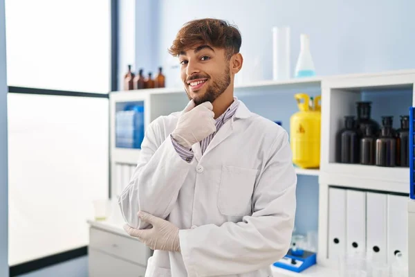 Homme Arabe Avec Barbe Travaillant Laboratoire Scientifique Souriant Regardant Avec — Photo