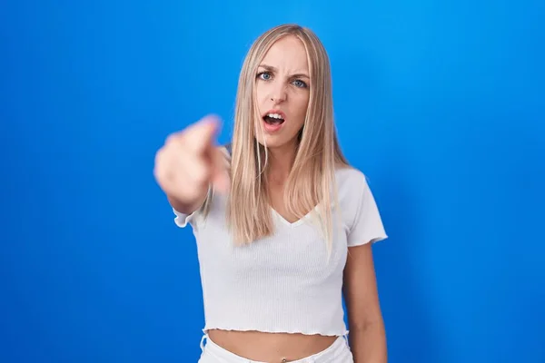 Young Caucasian Woman Standing Blue Background Pointing Displeased Frustrated Camera — Foto de Stock