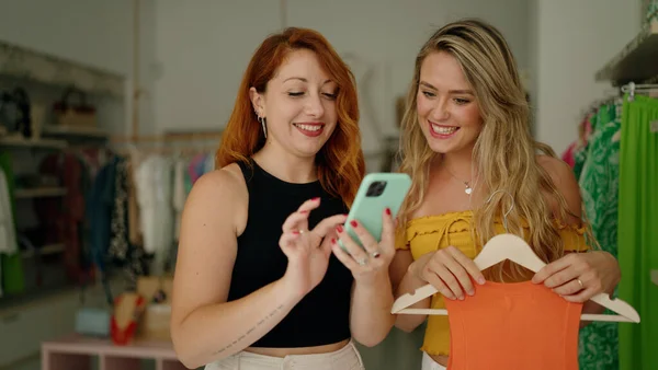 Two Women Using Smartphone Shopping Clothing Store — Zdjęcie stockowe