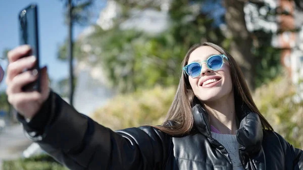 Młoda Piękna Latynoska Kobieta Uśmiechnięta Pewnie Zrobić Selfie Przez Smartfona — Zdjęcie stockowe