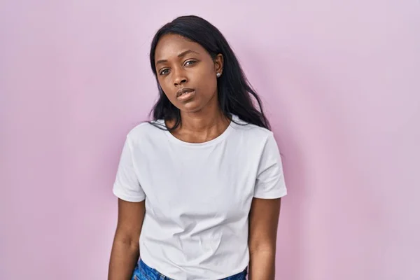 Jeune Femme Africaine Portant Shirt Blanc Décontracté Recherche Somnolent Fatigué — Photo