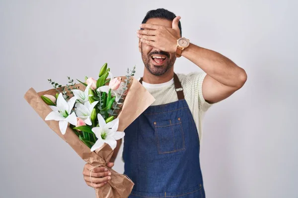 Латиноамериканец Бородой Работающий Флористом Улыбающийся Смеющийся Закрывая Глаза Рукой Удивления — стоковое фото