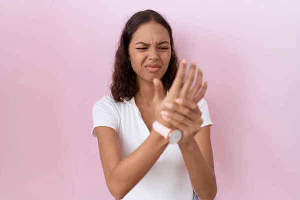 年轻的惊慌失措的女人穿着宽松的白色T恤 手指头疼痛 关节炎发炎 — 图库照片