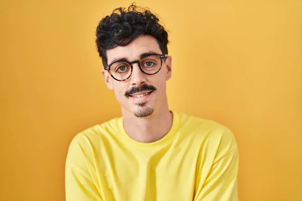 Hispanic Man Bär Glasögon Stående Över Gul Bakgrund Glad Ansikte — Stockfoto
