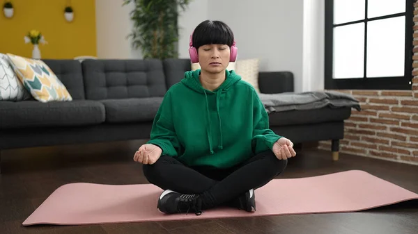 Young Chinese Woman Listening Music Doing Yoga Exercise Home — 스톡 사진