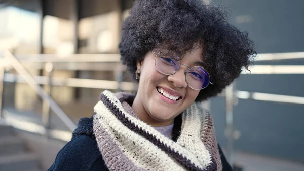 Junge Afroamerikanerin Lächelt Selbstbewusst Auf Der Straße — Stockfoto