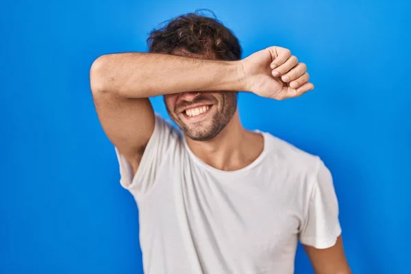 Spaanse Jongeman Die Een Blauwe Achtergrond Staat Ogen Bedekt Met — Stockfoto