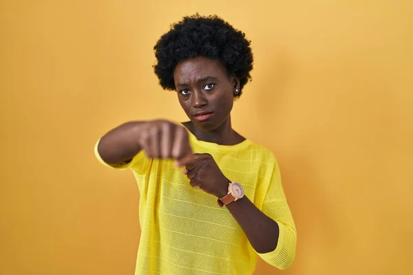 Afrikanische Junge Frau Die Über Gelbem Studio Steht Und Mit — Stockfoto