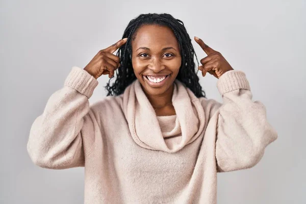 African Woman Standing White Background Smiling Pointing Head Both Hands — Stock Photo, Image