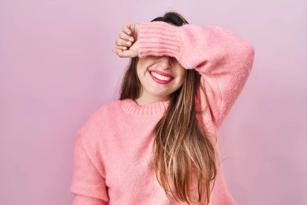 Mulher Hispânica Jovem Sobre Fundo Rosa Cobrindo Olhos Com Braço — Fotografia de Stock