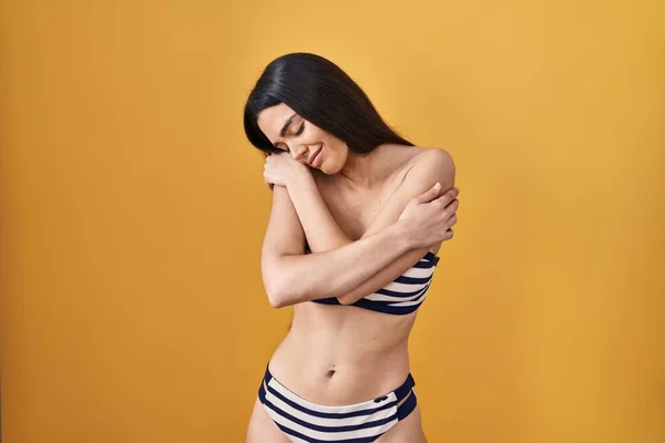 Fiatal Barna Visel Bikini Felett Sárga Háttér Ölelés Magát Boldog — Stock Fotó