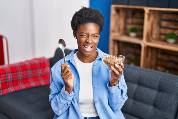 Africano Americano Mulher Comendo Cereais Integrais Saudáveis Piscar Olhos Para — Fotografia de Stock