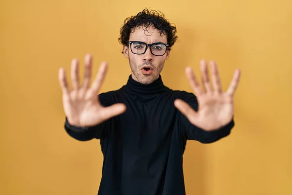 Spanischer Mann Der Über Gelbem Hintergrund Steht Macht Stop Geste — Stockfoto