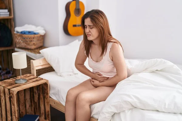 Mladá Žena Trpí Pro Menstruační Bolest Sedí Posteli Ložnici — Stock fotografie