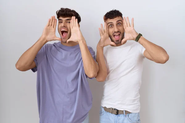Homoseksueel Gay Paar Staande Witte Achtergrond Glimlachend Vrolijk Peek Een — Stockfoto