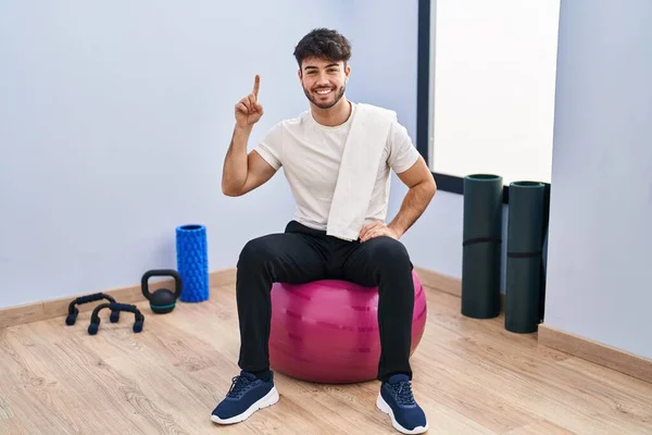 Hispanischer Mann Mit Bart Sitzt Auf Pilatebällen Yoga Raum Und — Stockfoto