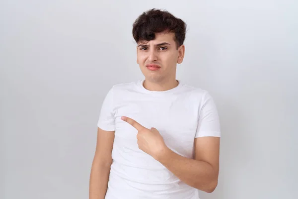 Pemuda Non Biner Mengenakan Kaos Putih Kasual Menunjuk Samping Khawatir — Stok Foto
