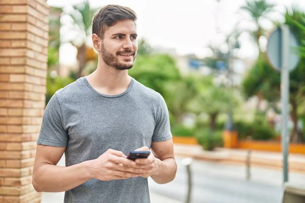 Young Caucasian Man Smiling Confident Using Smartphone Street —  Fotos de Stock