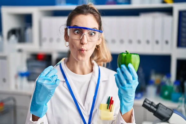 Jovem Hispânica Que Trabalha Laboratório Cientistas Com Vegetais Fazendo Cara — Fotografia de Stock