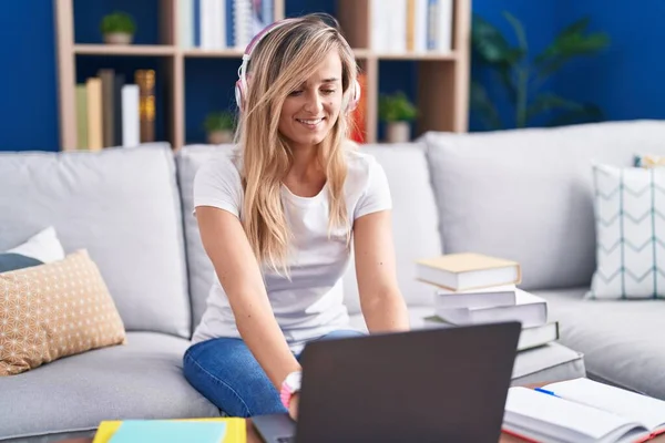 Mulher Loira Jovem Estudando Usando Laptop Computador Casa Com Sorriso — Fotografia de Stock