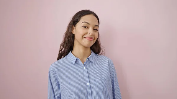 Junge Schöne Hispanische Frau Lächelt Zuversichtlich Über Isolierten Rosa Hintergrund — Stockfoto