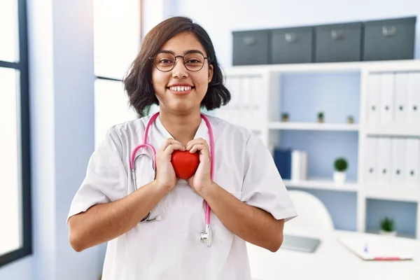Young Latin Woman Wearing Doctor Uniform Holding Heart Clinic — Stock Photo, Image