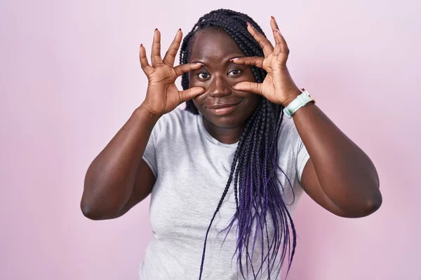 Jonge Afrikaanse Vrouw Staande Roze Achtergrond Proberen Ogen Openen Met — Stockfoto